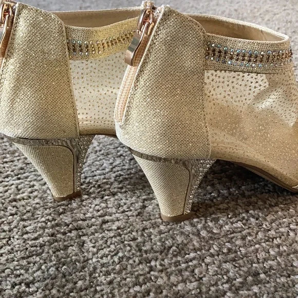 Women’s Gold Heel Shoe - Picture 1 of 12